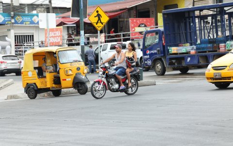 Algunos motorizados llevan su casco en la mano o en el volante de la unidad.