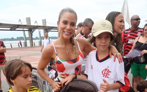 Bruna Ribas, esposa de Diego Ribas, junto a sus hijos Leticia, David y Mateo.