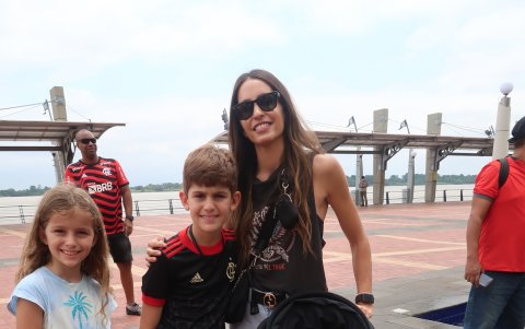Patricia Rodríguez, esposa de Filipe Luís, junto a sus hijos Sara, Lucas y Thiago.