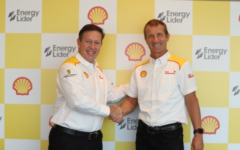 Kai-Uwe Witterstein, gerente general de mercados autorizados de Shell Brands International AG y Diego Endara, presidente de EnergyLíder, licenciataria de la marca Shell en Ecuador.