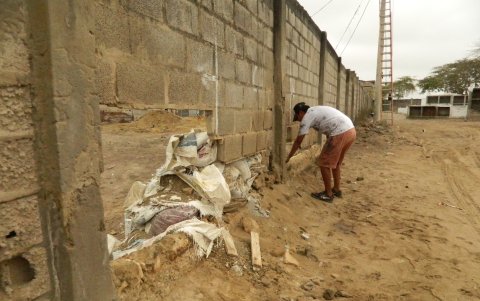 Escondite. Quienes ingresan a drogarse o refugiarse al camposanto, rompen las paredes y dejan huecos como el que se observa en la fotografía.