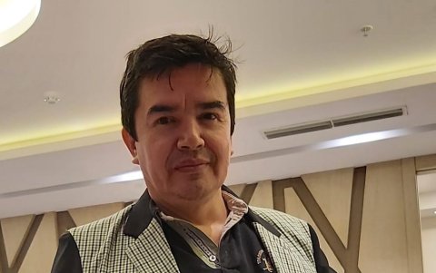 Un dibujo con la imagen de los artistas.