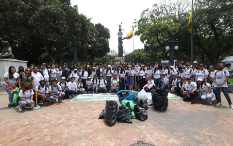 Estudiantes y profesores de la Universidad Agraria participaron en la jornada de recicñlaje.