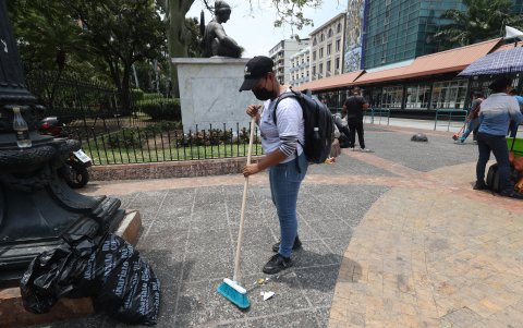 Con escobas en mano, los estudiantes limpiaron algunos sectores del centro de la ciudad, a lo largo de la avenida 9 de Octubre.