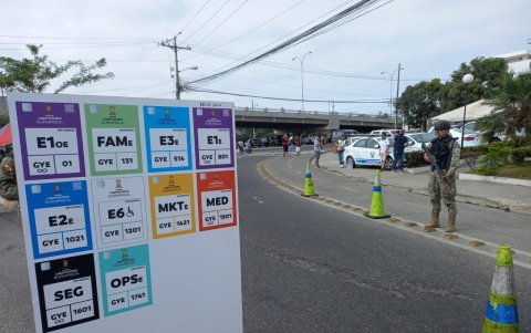 En el cierre de vías se han colocado letreros que ubican los accesos y localidades del estadio.