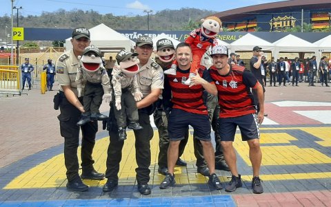 Los hinchas posaron junto a oficiales de la policía nacional en los exteriores del duelo.