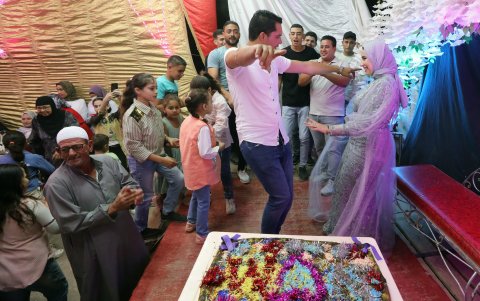 Frente  la situación, ahora las familias de los novios están acordando pagar juntos el ajuar de la novia.