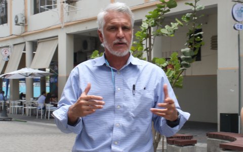 Fernández es además máster en Smart City Management (Ciudades Inteligentes) y presidente ejecutivo de la constructora y urbanizadora Urbaland.