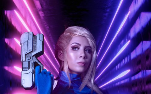 En sus ratos libres da vida a personajes de juegos, películas, animes o cómics.