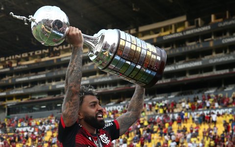 Gabriel Barbosa, delantero del Flamengo y autor del único gol en la final ante el Paranaense, levanta el trofeo de la Copa Libertadores de América en Guayaquil.
