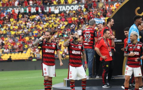 Leo Pereira (i) y Arturo Vidal, elementos del Fla, besan sus medallas luego de conseguir el título.