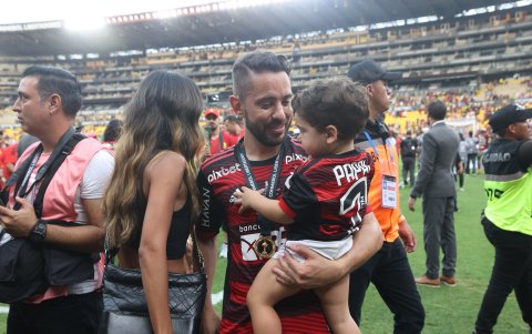 Everton Ribeiro, junto a su familia, celebra el título continental.