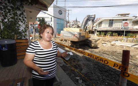 Angustia. Los comerciantes se preocupan por los pagos de impuestos, mientras las calles siguen rotas.