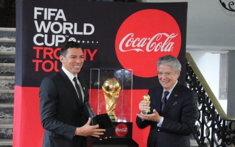 Lúcio carga el trofeo de la Copa del Mundo, en su visita a la Presidencia del Ecuador en el año 2022.