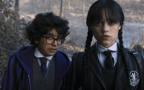 Los actores Moosa Mostafa, en el papel de Eugene Otinger, y Jenna Ortega, como Miércoles, en un fotograma de la nueva serie de Tim Burton para Netflix.