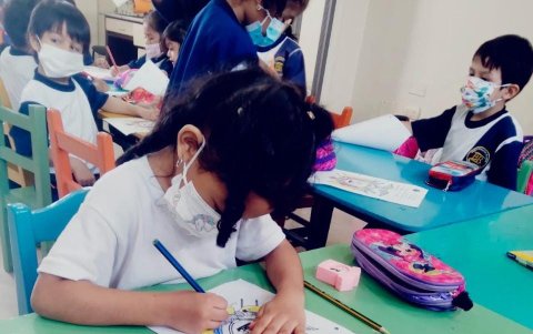 En las escuelas los estudiantes dibujaron en cartulina el Escudo Nacional y luego lo exhibieron.