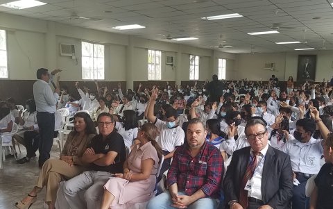 El presidente del CES, Pablo Beltrán, (izquierda, de pie), interactúa con los estudiantes que asistieron a la presentación de la campaña.