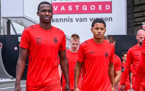El defensor William Pacho (i) y el ofensivo Anthony Valencia llegando a un partido del Royal Antwerp.