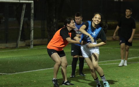 Érika González (i) intenta taclear a su compañera en un entrenamiento.