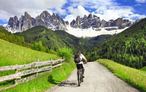 Ciclismo en los Dolomitas.