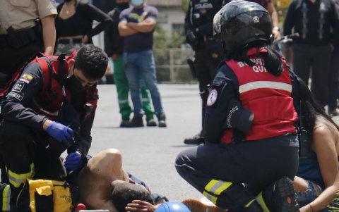 Atendidos. La unidad de emergencia de los Bomberos verificó el estado de salud de los sospechosos