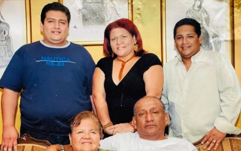 Carlos Julio con sus padres Gloria y Carlos y sus hermanos Xavier y Karla.