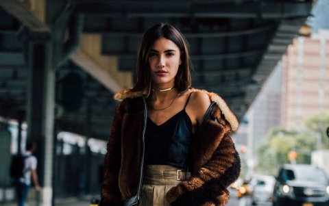 Pantalón cargo beige con top negra.