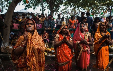 Cánticos durante la celebración de un funeral hindú.