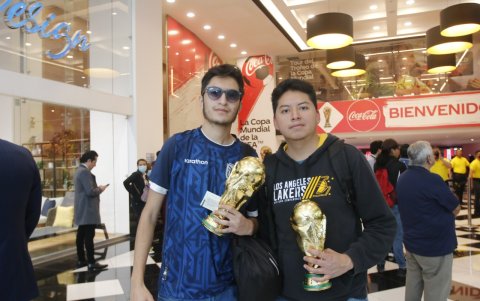 Los hinchas también llevaron réplicas del trofeo de la Copa del Mundo.