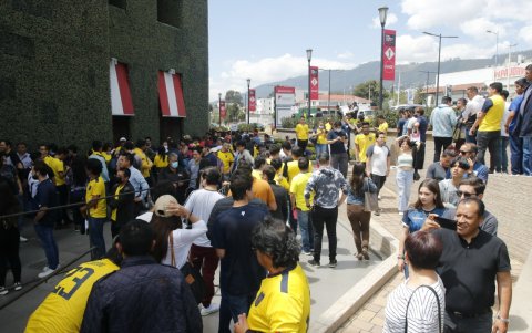 Las filas fueron tan largas que llegaron hasta el exterior del centro comercial