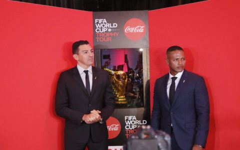 Los exfutbolistas Lúcio y Antonio Valencia develaron la Copa del Mundo.