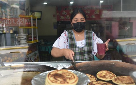 Diferente. Las tortillas de trigo hechas en tiesto son el acompañante especial por el que optó María Flor Chapeguasai para destacar los sabores de la bebida que prepara por casi 20 años.