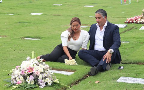 Sepulturas.- La visita en el cementerio de Jardines de Esperanza.