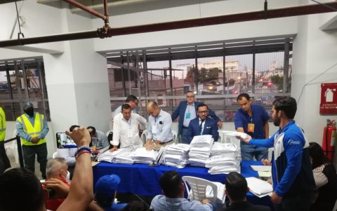 Los delegados realizan el conteo de votos en las elecciones de Emelec.