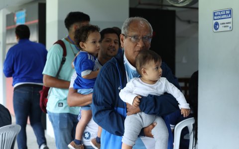 David Gines fue a votar con su hijo Stalin y sus nietos Santiago y David, estos dos últimos de escasos 1 o 2 años.