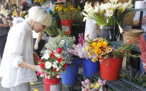Comercio. Desde ayer, martes 1 de noviembre, las personas empezaron a comprar las rosas para llevar a las tumbas de familiares.