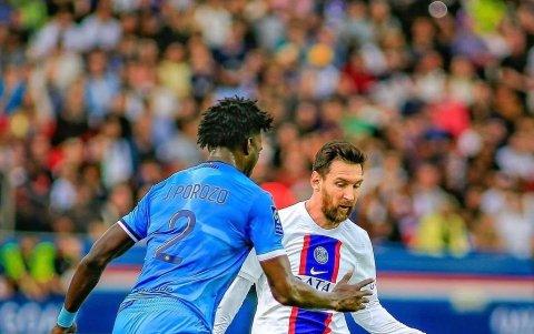Jackson Porozo yenfo a marcar a Lionel Messi, en la derrota del Troyes 3-4 ante Paris Sainte Germain.