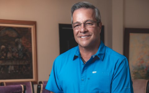 De su afición al canto, dice que solo lo hace en ‘petit comité’, con amigos, familia, grupos reducidos.