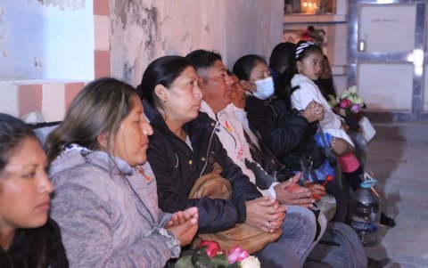 Las familias se juntan para rezar por las almas de sus seres queridos
