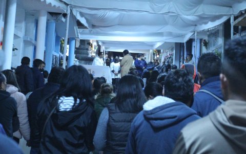 Antes de la velada, en el cementerio se oficia una misa.