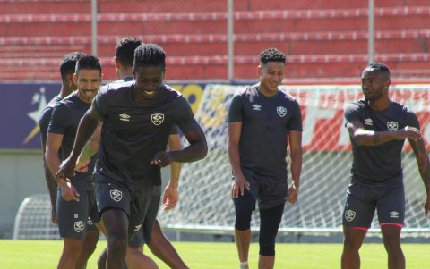 Ricardo Adé (i) impone personalidad en la zaga oriental.