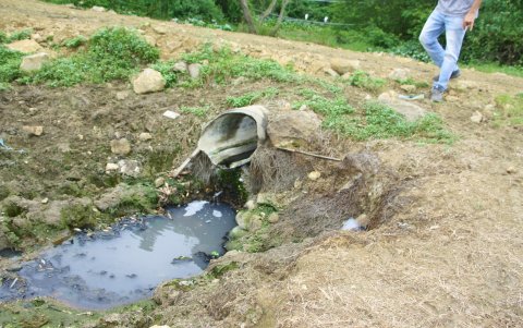 El agua huele mal, está contaminada y así va a desembocar incluso al mar.