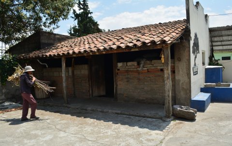 El tostado. Para encender el fuego, se recurre a las ramas caídas de los árboles en los bosques cercanos.