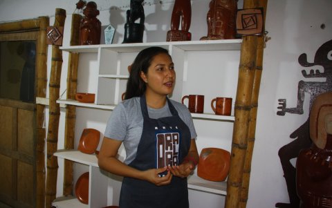 Jennifer Orrala Plaza, en Valdivia, elabora vasijas de barro con técnica ancestral.