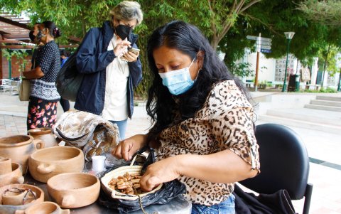 Lorena Orrala es nieta de América Orrala. Su abuela fue una de las más reconocidas ceramistas del país y ella continúa sus pasos.