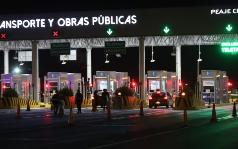 Los vendedores en el peaje de la vía a la Costa afirmaron que las ventas están iguales.
