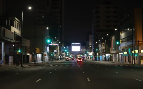 La avenida Quito, una de las principales vías de la ciudad, albergaba a ciertos conductores incluso luego del toque de queda.