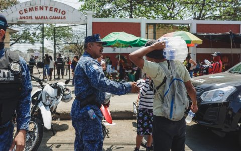 La seguridad se mantiene en los cementerios y mercados.