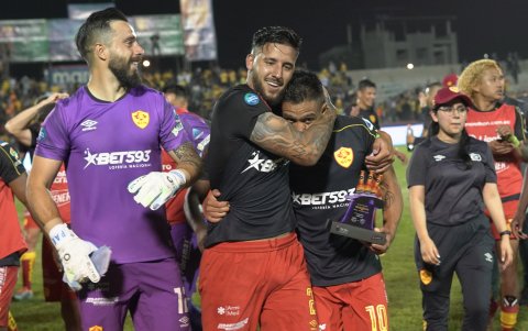 Víctor Figueroa (d), es fundamental en la zona de volantes oriental.