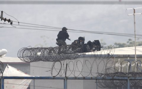 Operativos. Los policías y militares respondían a las balas desde distintos puntos de la Penitenciaría, recién pasadas las 13:00 lograron tomar el control.